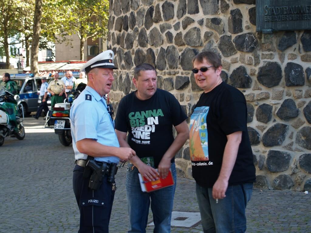 Trotz oder wegen medizinischem Notstand organisiert Oliver Kaupat die erste Dampfparade 2012 und will Cannabis legalisieren!