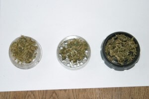 Cross Grinder und Kunststoff Grinder im Vergleich mit Marihuana