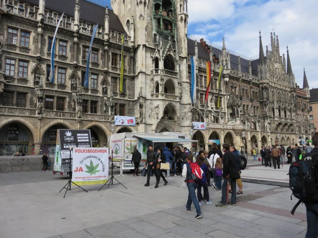 Unterschriften für das Volksbegehren vor dem Rathaus in München sammeln.