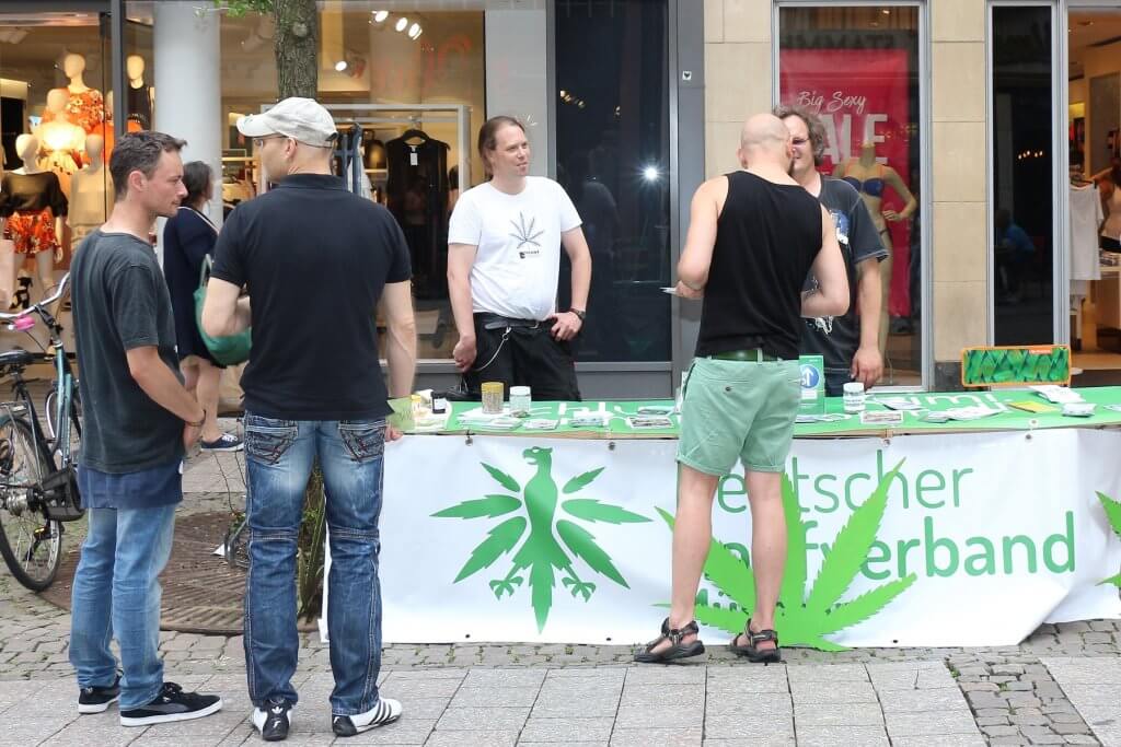 Juli Infostand, kurz vor dem offiziellen Antrag für die Cannabisstudie