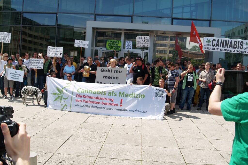 Sommer 2013 vor der Bundesopiumstelle in Bonn