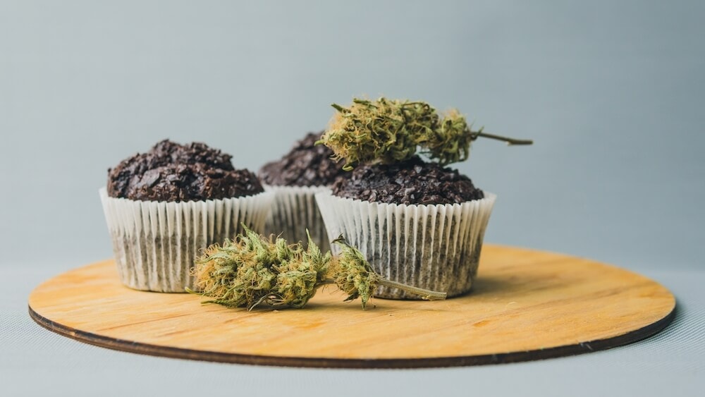 homemade-cakes-with-cannabis-and-buds-of-marijuana-concept-of-using-marijuana-in-food-industry-cake_t20_OzB8m8